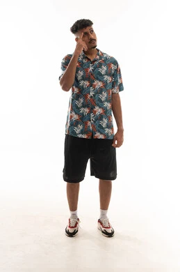 وضع اصبع السبابة علة جبهة الراس علامة على التفكير العميق و الحيرة , رجل عربي خليجي عماني يرتدي الزي الكاجوال , الوقوف امام الكاميرا , النظر للاعلى الى شئ ما , بورتريه خلفية بيضاء , الجسم بالطول الكامل