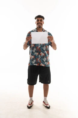 رجل عربي خليجي عماني يرتدي الزي الكاجوال يحمل ورقة بيضاء صغيرة فارغة , نظرة امامية للكاميرا , بورتريه خلفية بيضاء , الجسم بالطول الكامل