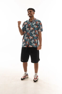 ضم قبضة اليد باحكام , رجل عربي خليجي عماني يرتدي الزي الكاجوال , علامة التحدي و الفوز , ايماءات السعادة , بورتريه خلفية بيضاء , الجسم بالطول الكامل