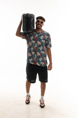 الوقوف امام الكاميرا و الابتسامة , رجل عربي خليجي عماني يرتدي الزي الكاجوال يحمل حقيبة سفر صغيرة على الكتف , ايماءات السعادة , بورتريه خلفية بيضاء , الجسم بالطول الكامل