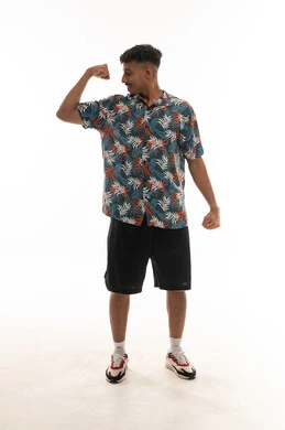 ثني الذراع و استعراض العضلات , رجل عربي خليجي عماني يرتدي الزي الكاجوال ينظر الى عضلة الذراع و الاعجاب بالقوة الجسدية , بورتريه خلفية بيضاء , الجسم بالطول الكامل