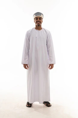 بورتريه خلفية بيضاء , لقطة امامية للكاميرا , الجسم بالطول الكامل , رجل عربي خليجي عماني يرتدي الدشداشة البيضاء و العمامة , ايماءات السعادة و الفرحة