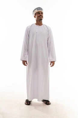 النظر للاعلى الى شئ ما , رجل عربي خليجي عماني يرتدي الدشداشة البيضاء و العمامة , الوقوف امام الكاميرا , بورتريه خلفية بيضاء , الجسم بالطول الكامل