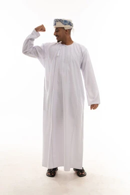 ثني الذراع واستعراض العضلات , رجل عربي خليجي عماني يرتدي الدشداشة البيضاء و العمامة , الوقوف امام الكاميرا , خلفية بيضاء , بورتريه بالطول الكامل للجسم
