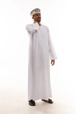 وضع اليد على الرقبة علامة على الوجع الشديد , رجل عربي خليجي عماني يرتدي الدشداشة البيضاء و العمامة , تعابير الشعور بالالم و الاعياء , الجسم بالطول الكامل , بورتريه خلفية بيضاء