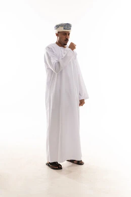ضم اصابع الكف و رفعها قريبا من الفم , رجل عربي خليجي عماني يرتدي دشداشة بيضاء و عمامة يقوم بالسعال , ايماءات التعب و الارهاق , الوقوف امام الكاميرا , بورتريه خلفية بيضاء , الجسم بالطول الكامل