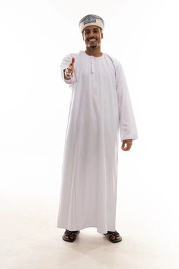 فرد الذراع بالكامل و مد اليد للسلام , رجل عربي خليجي عماني يرتدي الدشداشة البيضاء و العمامة , الوقوف امام الكاميرا , ايماءات الابتسامة و السعادة , الجسم بالطول الكامل , بورتريه خلفية بيضاء