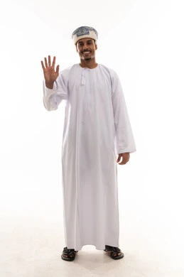 رفع باطن الكف امام الكاميرا اشارة التحية و السلام , رجل عربي خليجي عماني يرتدي الدشداشة البيضاء و العمامة , ايماءات السعادة و الفرحة اثناء اللقاء , بورتريه خلفية بيضاء , الجسم بالطول الكامل , اشارة رقم خمسة