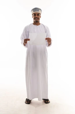 رجل عربي خليجي عماني يرتدي دشداشة بيضاء و عمامة يحمل ورقة صغيرة , نظرة امامية للكاميرا , ايماءات السعادة , الجسم بالطول الكامل , بورتريه خلفية بيضاء