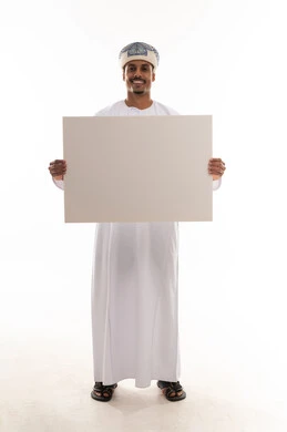 رجل عربي خليجي عماني يرتدي الثوب التقليدي الابيض في سلطنة عمان و عمامة يحمل ورقة كبيرة  , نظرة امامية للكاميرا , ايماءات الفرحة و البهجة , الجسم بالطول الكامل , بورتريه خلفية بيضاء