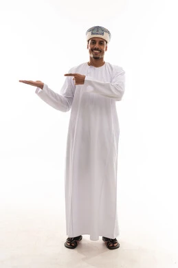 الاشارة باصبع السبابة الي شئ ما و فتح قبضة اليد الاخري, رجل عربي خليجي عماني يرتدي دشداشة بيضاء و عمامة , الوقوف و النظر  امام الكاميرا , بورتريه خلفية بيضاء , الجسم بالطول الكامل ,