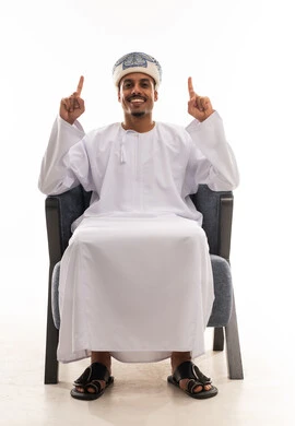 رفع اصبعي السبابة الي الاعلى , رجل عربي خليجي عماني يرتدي دشداشة بيضاء و عمامة يجلس على الكرسي الرمادي , تعابير السعادة و البهجة , بورتريه خلفية بيضاء , الجسم بالطول الكامل رفع اصبعي السبابة الي الاعلى , رجل عربي خليجي عماني يرتدي دشداشة بيضاء و عمامة يجلس على الكرسي الرمادي , تعابير السعادة و البهجة , بورتريه خلفية بيضاء , الجسم بالطول الكامل