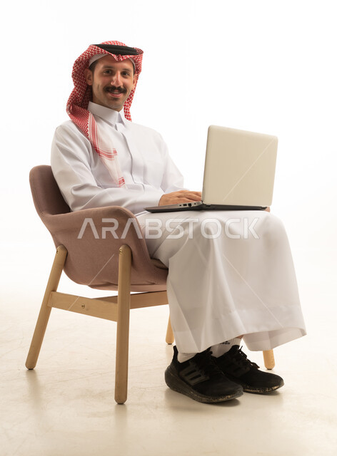 رجل سعودي يستخدم جهاز المحمول بخلفية بيضاء