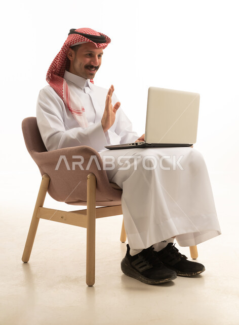 رجل سعودي يستخدم اللابتوب لمكالمة فيديو