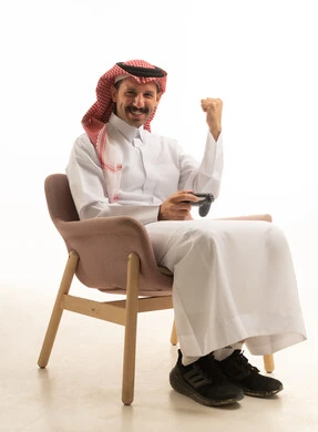 رجل سعودي يحتفل بنصر الألعاب الإلكترونية في استوديو