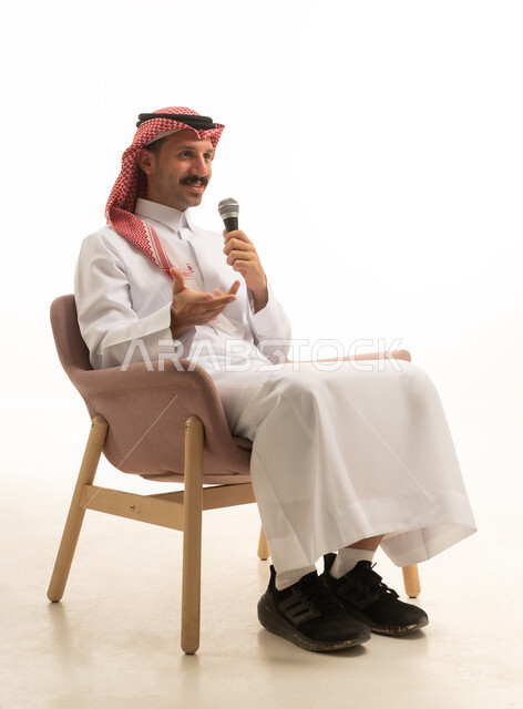 رجل سعودي يتحدث في ميكروفون في الاستوديو