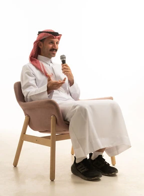 رجل سعودي يتحدث في ميكروفون في الاستوديو