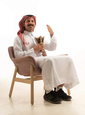 رجل سعودي بالزي التقليدي يحمل مبخرة بخور