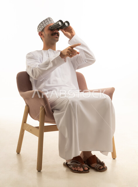 رجل سعودي يستخدم منظار على خلفية بيضاء