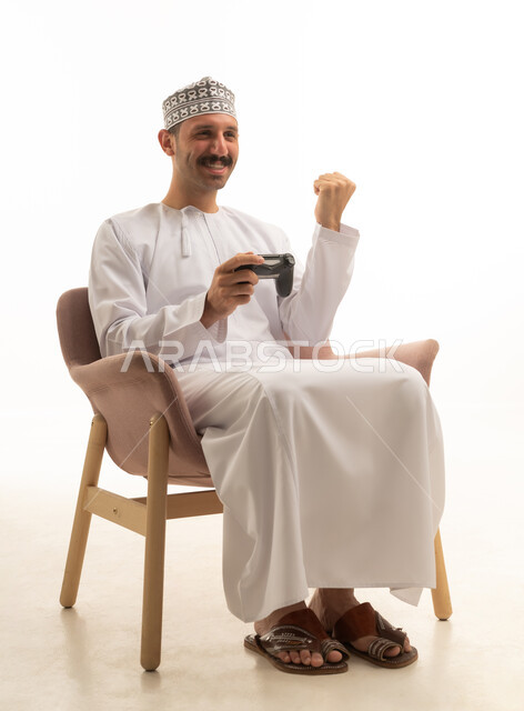 رجل سعودي يلعب ألعاب الفيديو بخلفية بيضاء
