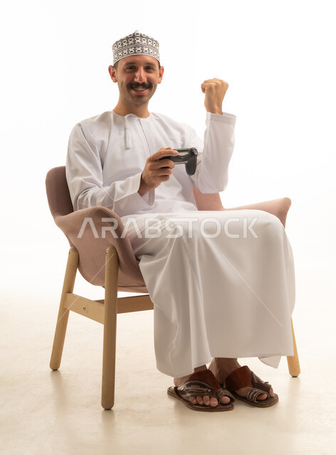 رجل عربي يلعب ألعاب الفيديو بخلفية بيضاء