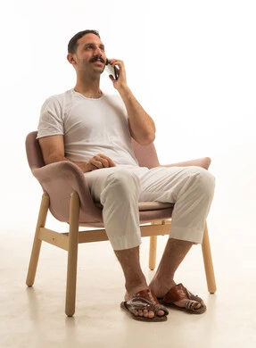 رجل سعودي يتحدث بالهاتف في استوديو