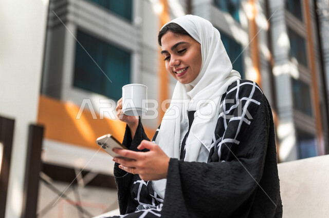 مرأة خليجية سعودية بداخل احدى الفنادق السياحية ، تقوم بإستخدام الهاتف المحمول ، سياحة وفندقة ، التسليه والترفيه ، إستخدام أجهزة تقنية حديثة، قضاء أوقات ممتعة ، إستخدام وسائل التواصل الإجتماعي، تصفح الإنترنت ، التسويق الإلكتروني