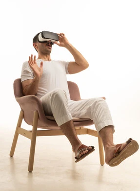 رجل سعودي يستخدم سماعة الواقع الافتراضي على خلفية بيضاء