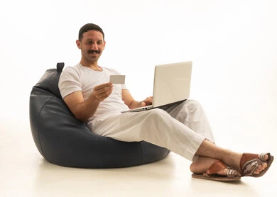 رجل سعودي يتسوق عبر الإنترنت ببطاقة ائتمان ولابتوب