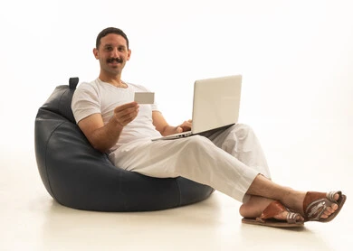 رجل سعودي يتسوق إلكترونياً ببطاقة الائتمان واللابتوب