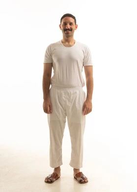 رجل سعودي مبتسم بملابس داخلية تقليدية في الاستوديو