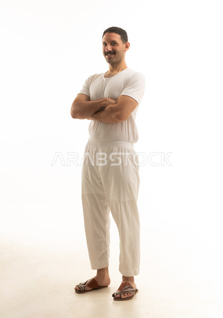 تصوير رجل سعودي بالملابس التقليدية البيضاء في الاستوديو