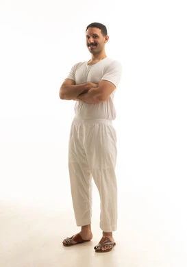 تصوير رجل سعودي بالملابس التقليدية البيضاء في الاستوديو