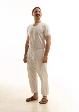 رجل سعودي يرتدي الملابس الداخلية التقليدية أمام خلفية بيضاء