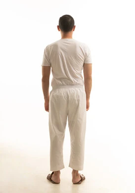 رجل سعودي يقف بظهره بملابس داخلية بيضاء