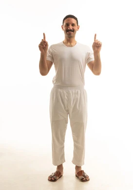 رجل سعودي يشير للأعلى على خلفية بيضاء