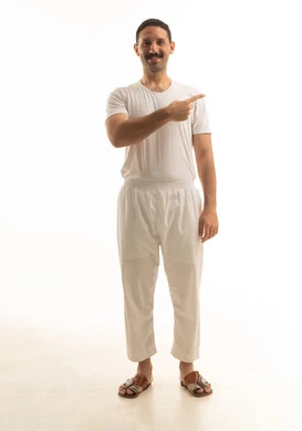 رجل سعودي مبتسم يشير إلى الجانب على خلفية بيضاء