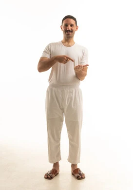 رجل سعودي يشير بيده على خلفية بيضاء