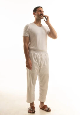 رجل سعودي يتحدث بالهاتف المحمول بملابس بيضاء