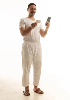 رجل سعودي يستخدم الهاتف والبطاقة البنكية في استوديو