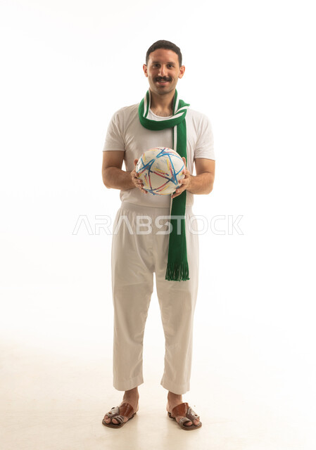 مشجع سعودي يحمل كرة قدم خلفية بيضاء