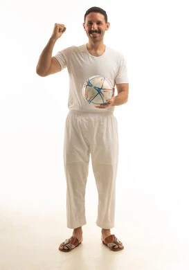 رجل سعودي يحمل كرة قدم بحركة النصر