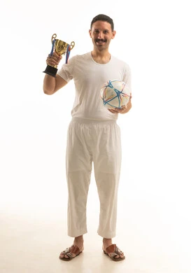 رجل سعودي مع كرة قدم وكأس ذهبي