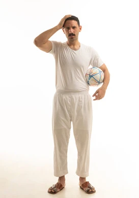 رجل سعودي يحمل كرة قدم بتعبير حيرة خلفية بيضاء