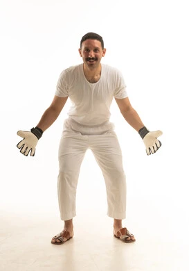 رجل سعودي بوضعية حارس مرمى خلفية بيضاء