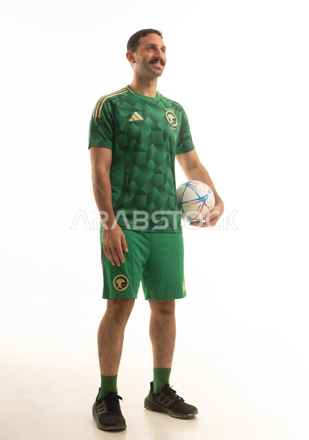 لاعب سعودي بالزي الوطني الأخضر لكرة القدم