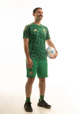 لاعب سعودي بالزي الوطني الأخضر لكرة القدم
