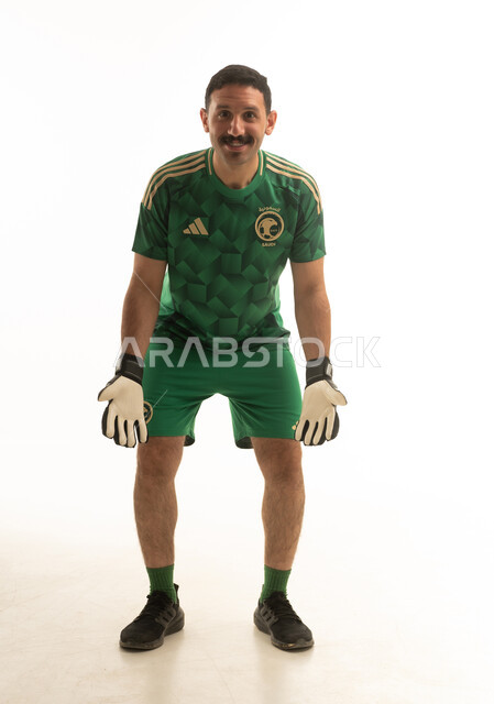 حارس مرمى سعودي بطقم المنتخب الوطني لكرة القدم