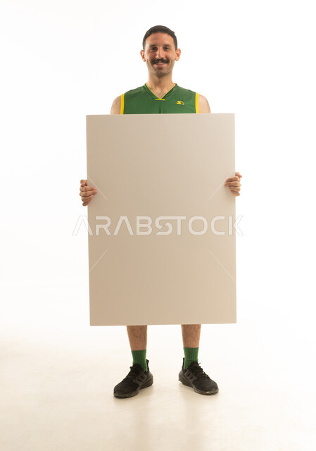 رجل سعودي رياضي يحمل لوحة بيضاء فارغة
