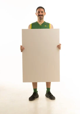 رجل سعودي رياضي يحمل لوحة بيضاء فارغة